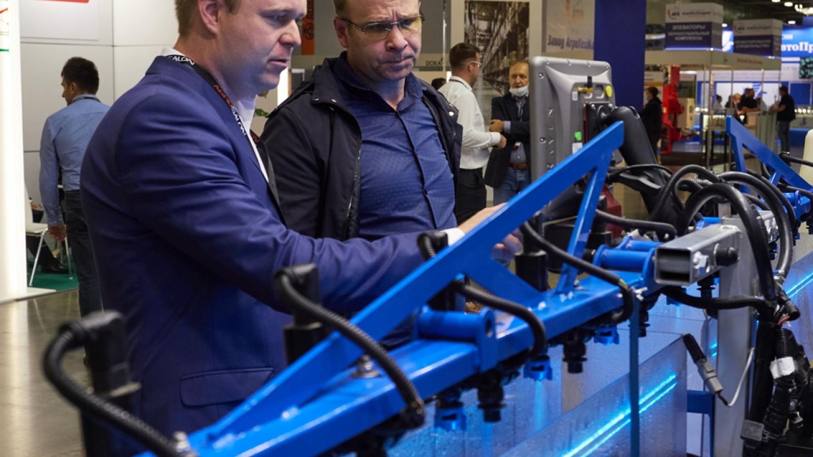 Посетители любуются техникой на Агросалон 2020