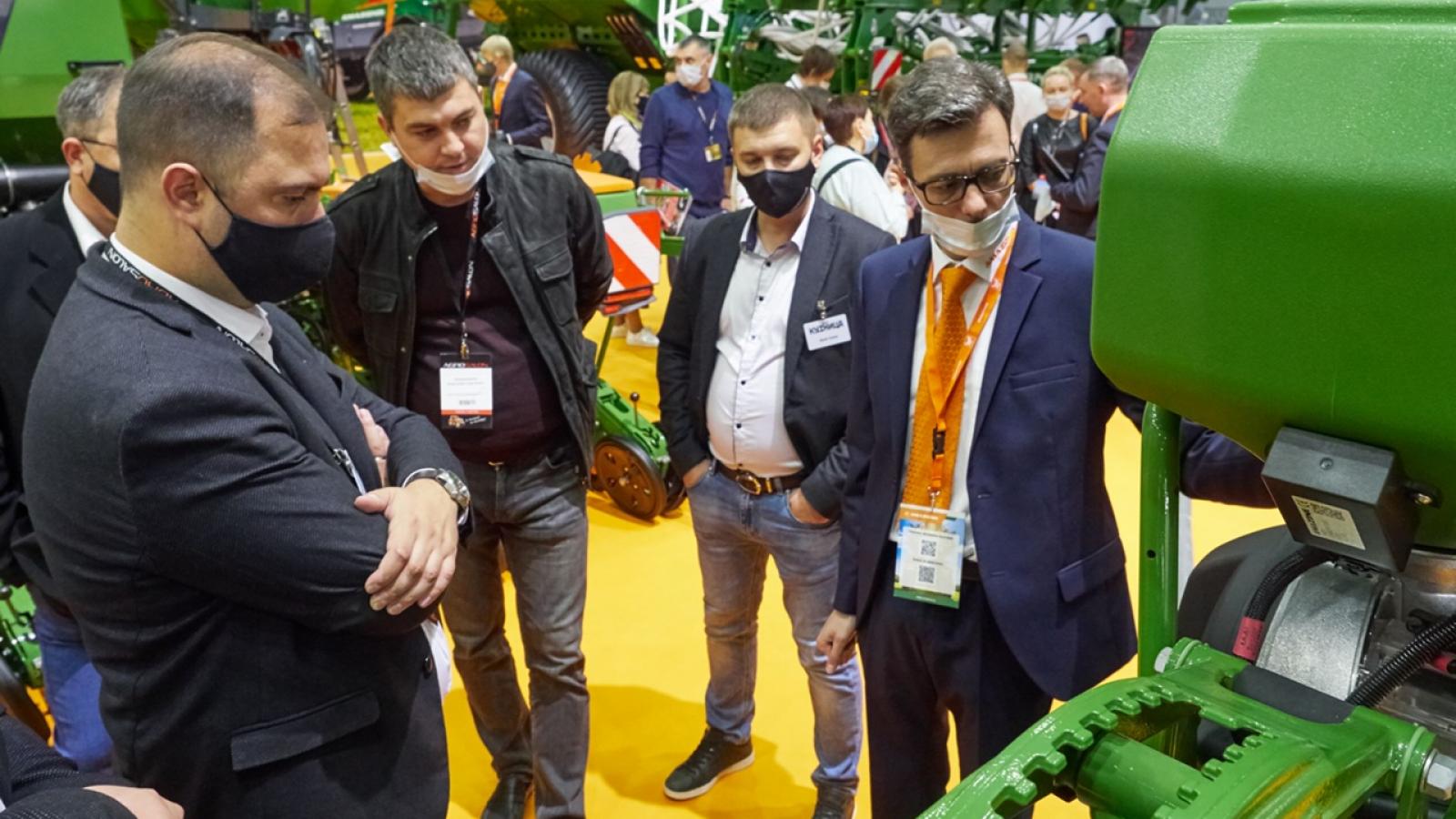 Агросалон 2020 специалист компании Амазоне рассказывает посетителям о технике